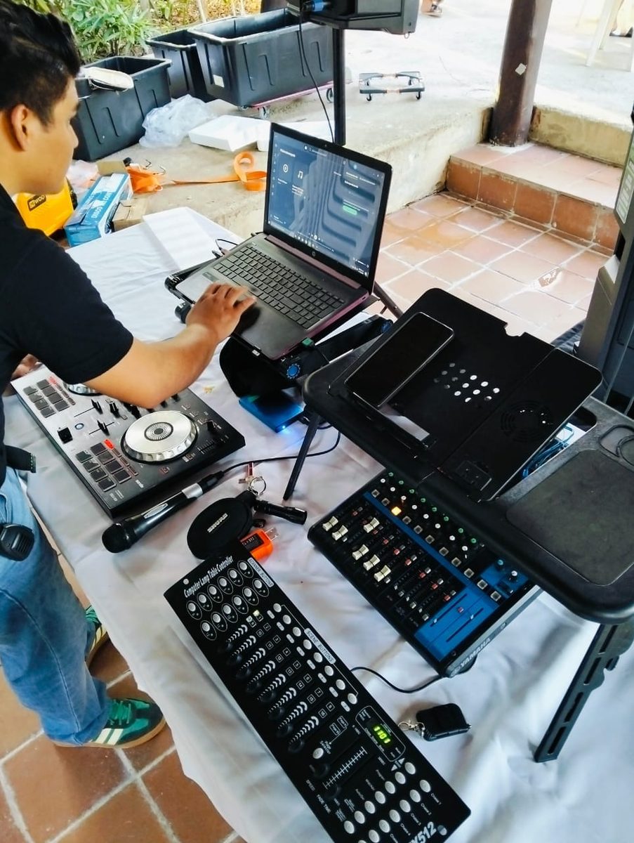 Mesa de DJ con controlador, mezcladora y computadora