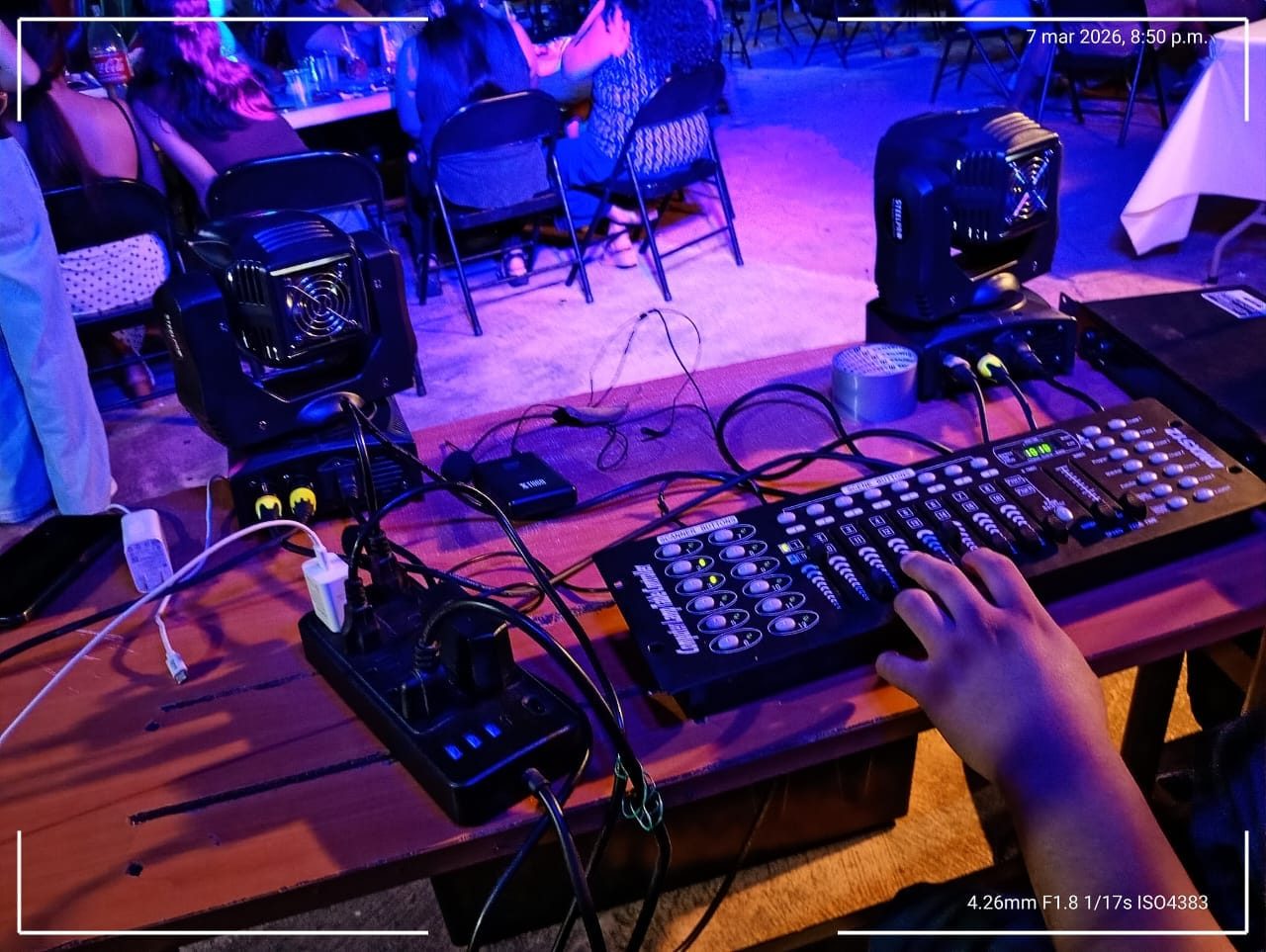 Cabezas robóticas y consola de iluminación en una fiesta
